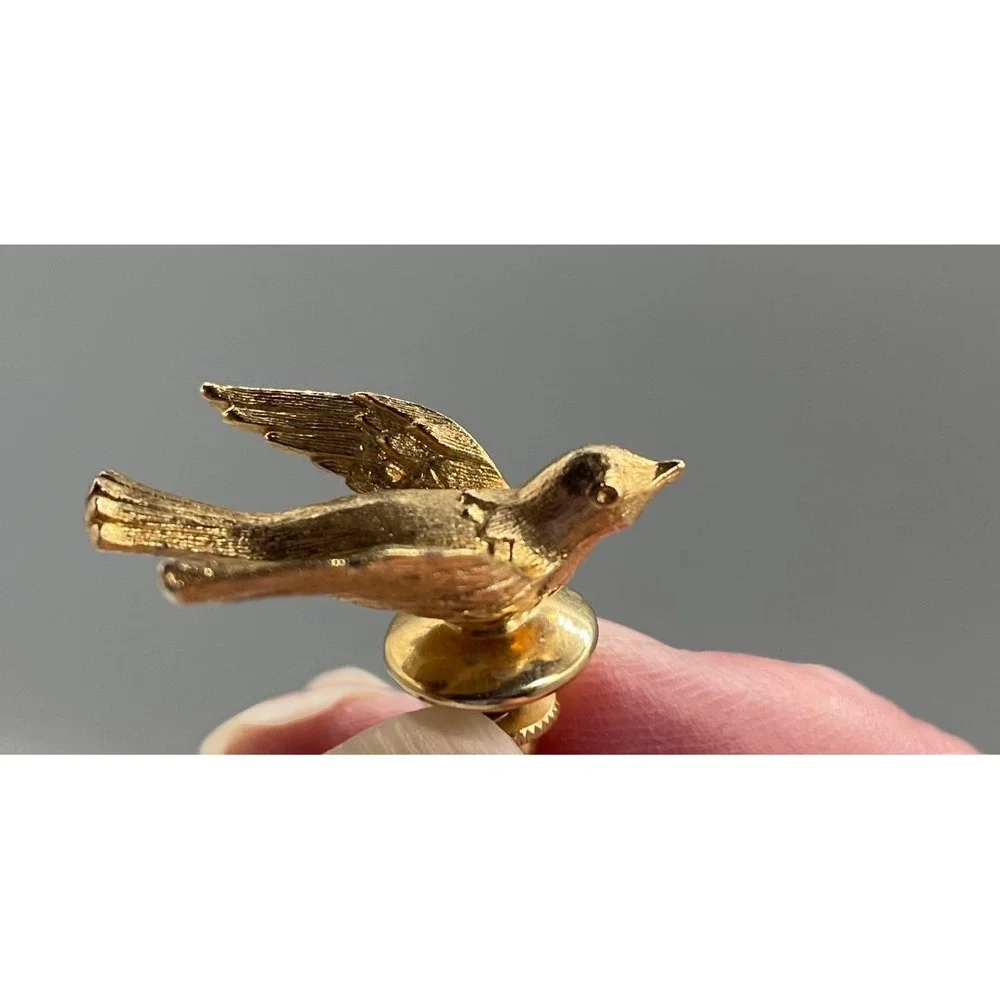 Vintage Avon Gold Tone Bird Pin Sparrow Swallow Lapel Tie Tack Textured Jewelry